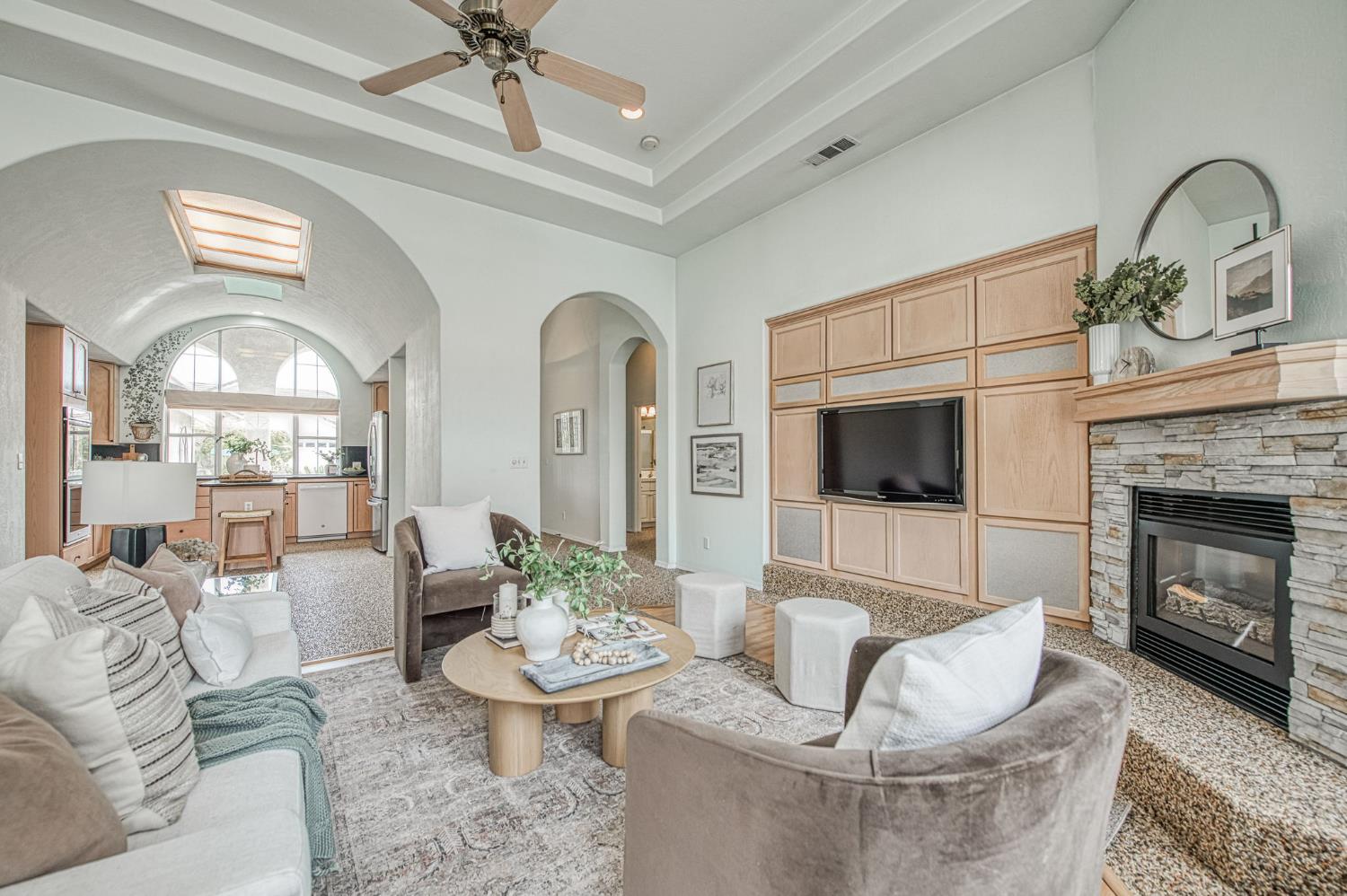 844 E Green Acres Dr, Fresno, CA 93720