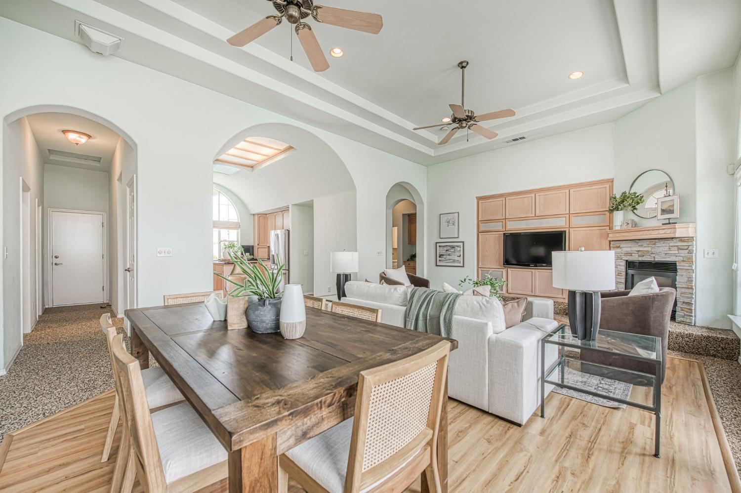 844 E Green Acres Dr, Fresno, CA 93720