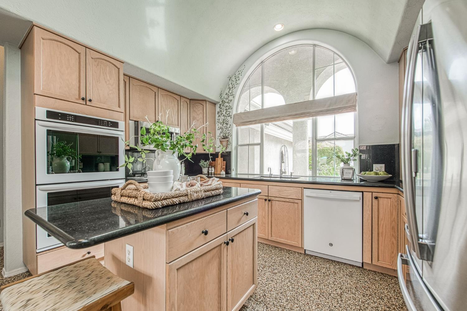 844 E Green Acres Dr, Fresno, CA 93720