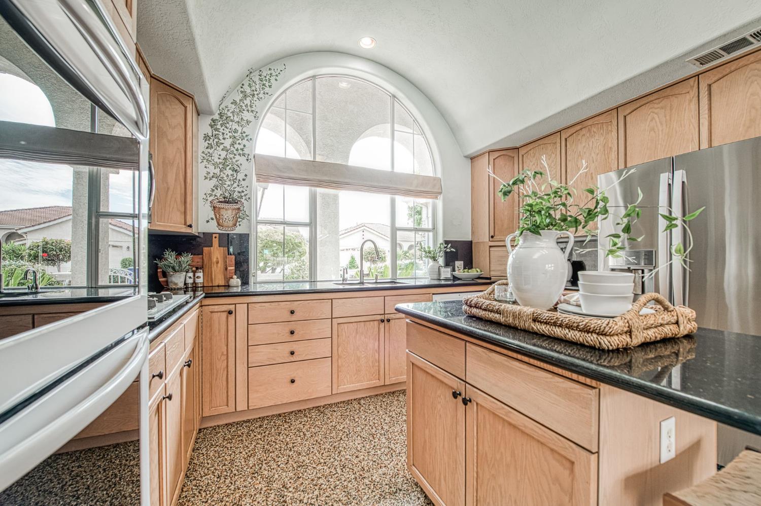 844 E Green Acres Dr, Fresno, CA 93720