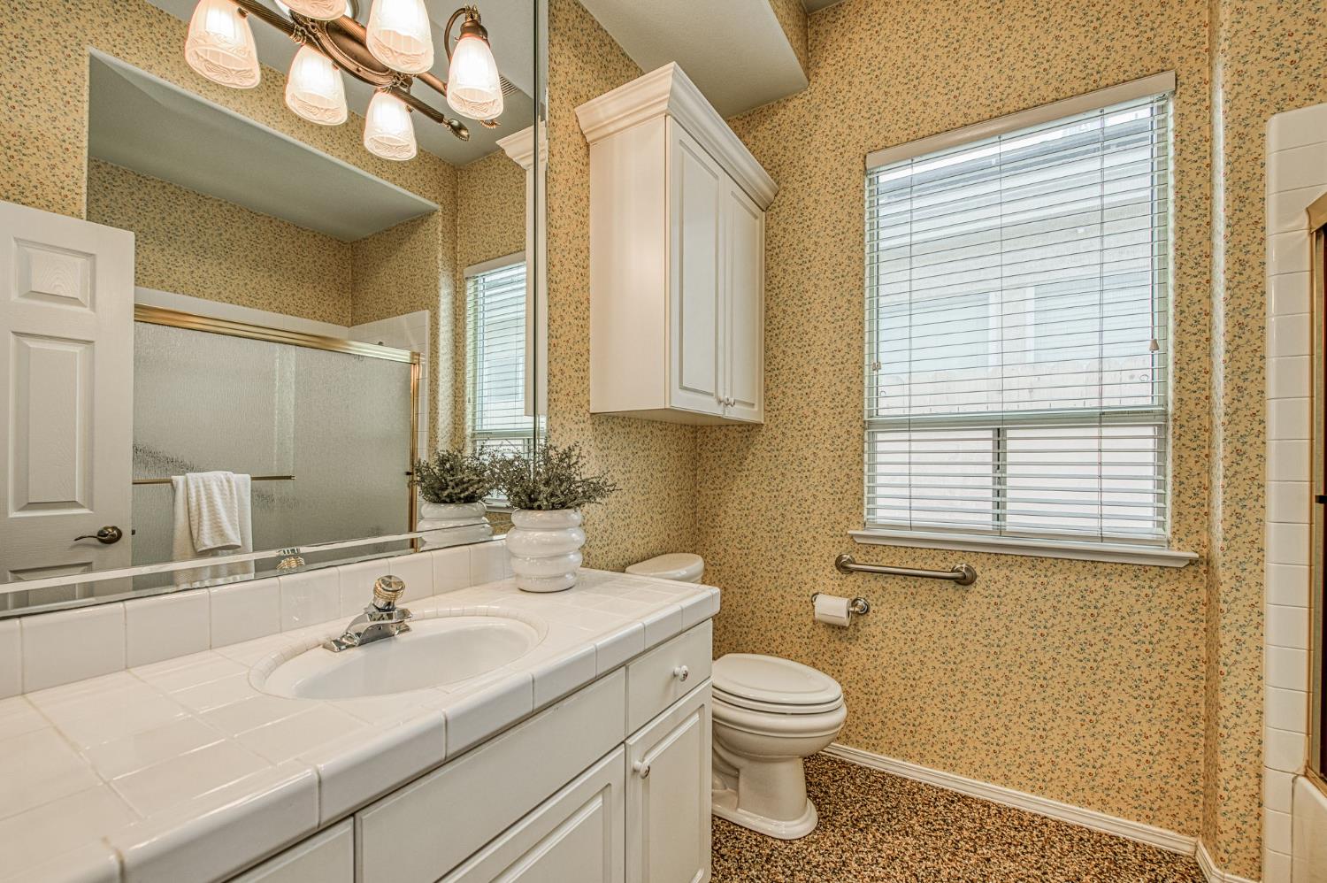 844 E Green Acres Dr, Fresno, CA 93720