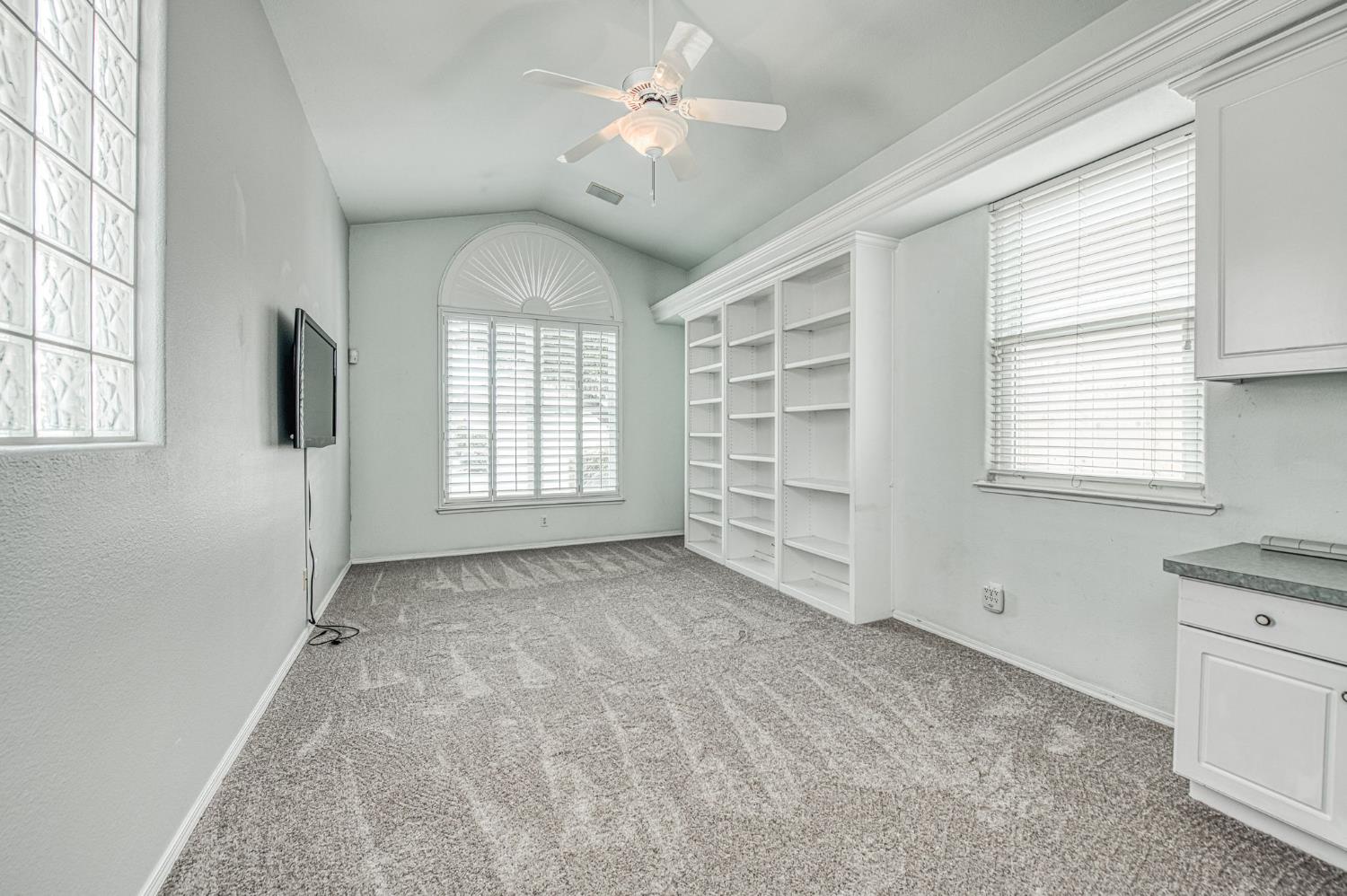 844 E Green Acres Dr, Fresno, CA 93720