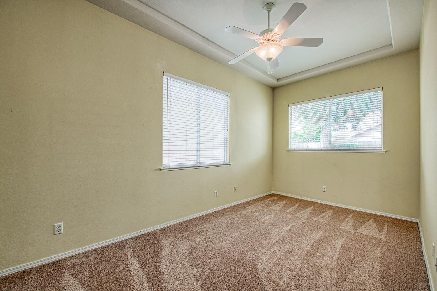 844 E Green Acres Dr, Fresno, CA 93720