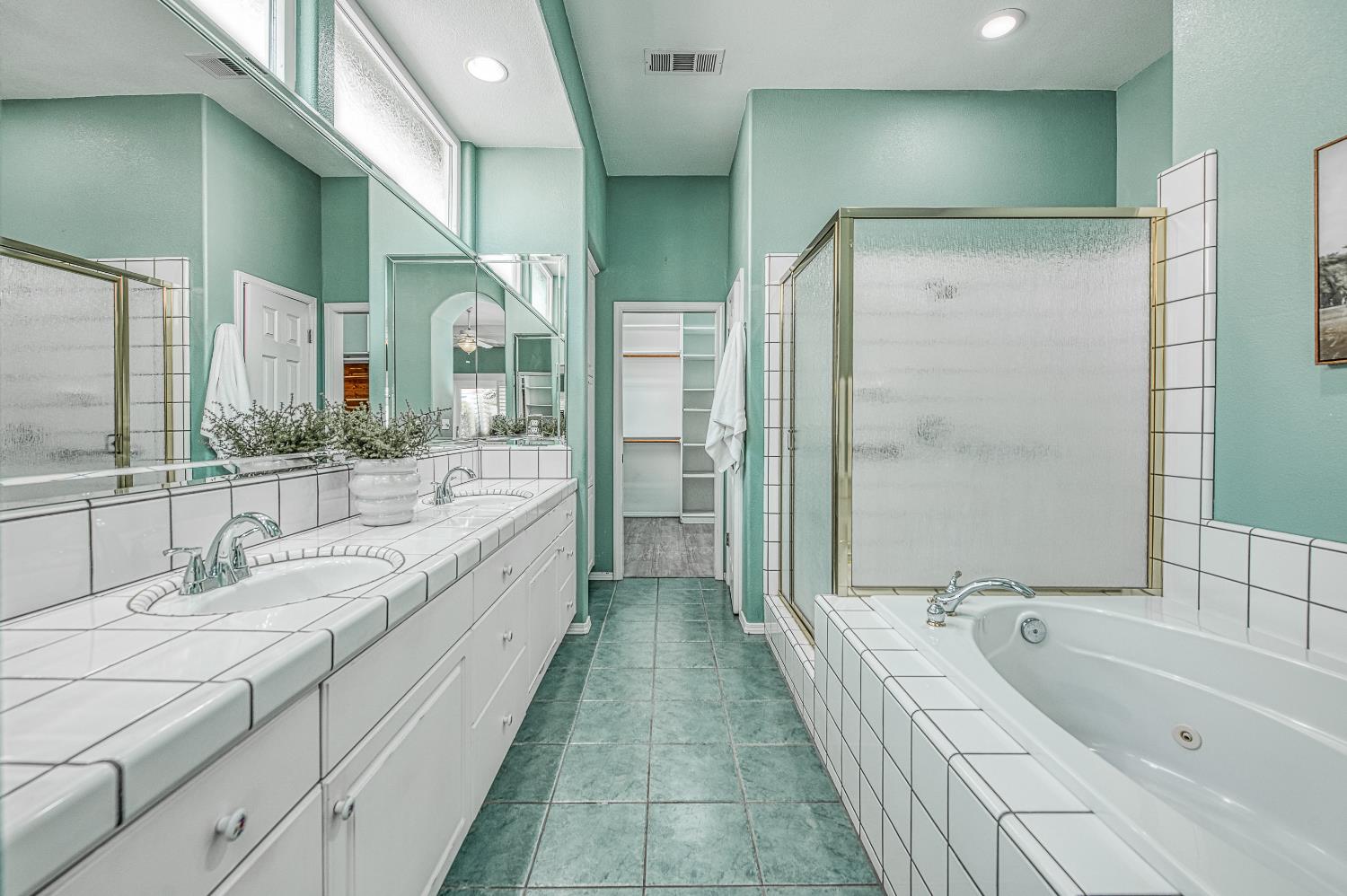 844 E Green Acres Dr, Fresno, CA 93720