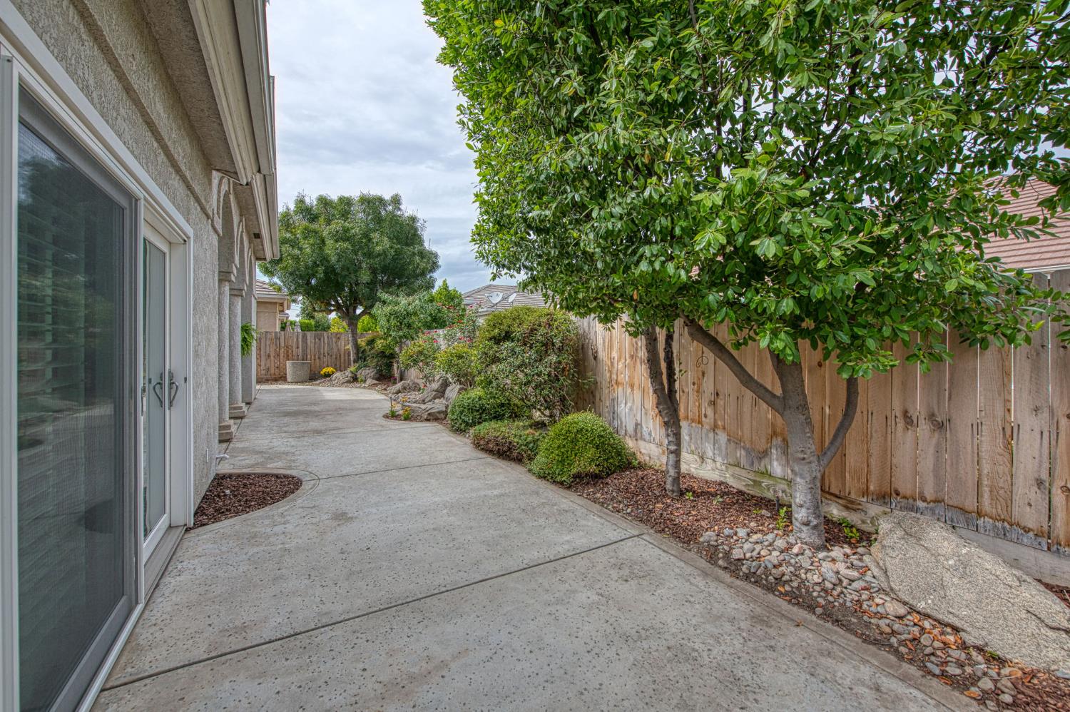 844 E Green Acres Dr, Fresno, CA 93720