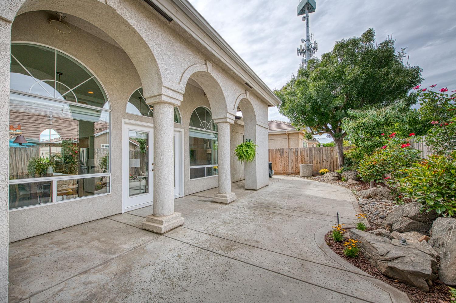 844 E Green Acres Dr, Fresno, CA 93720