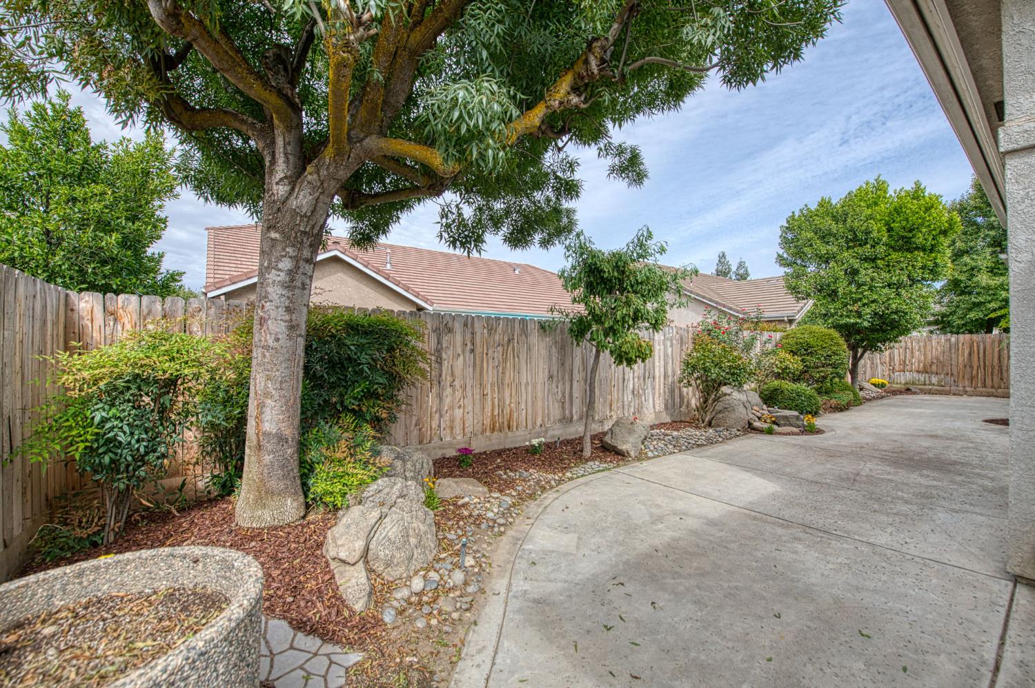 844 E Green Acres Dr, Fresno, CA 93720