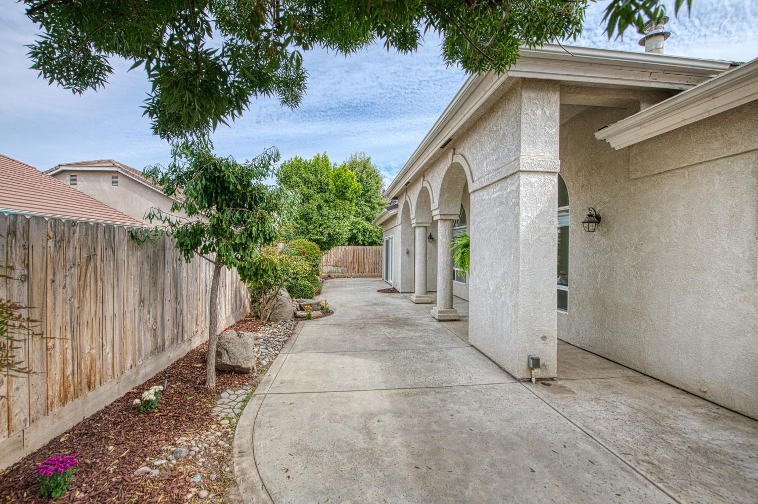 844 E Green Acres Dr, Fresno, CA 93720