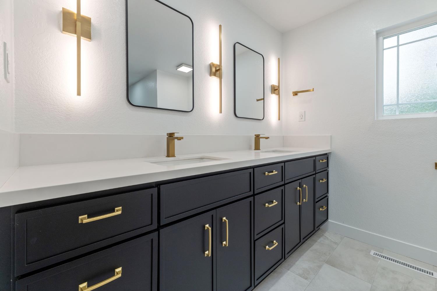 3045 W Celeste Ave, Fresno, CA 93711