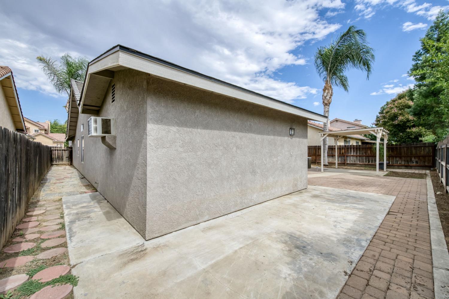 2235 E Lester Ave, Fresno, CA 93720