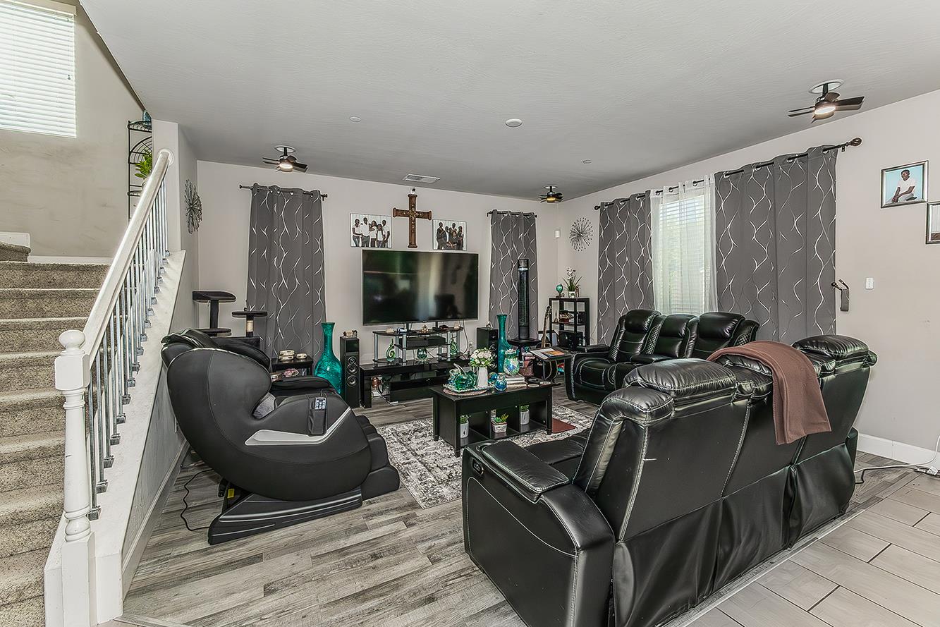 3549 Taylor Ln, Clovis, CA 93619