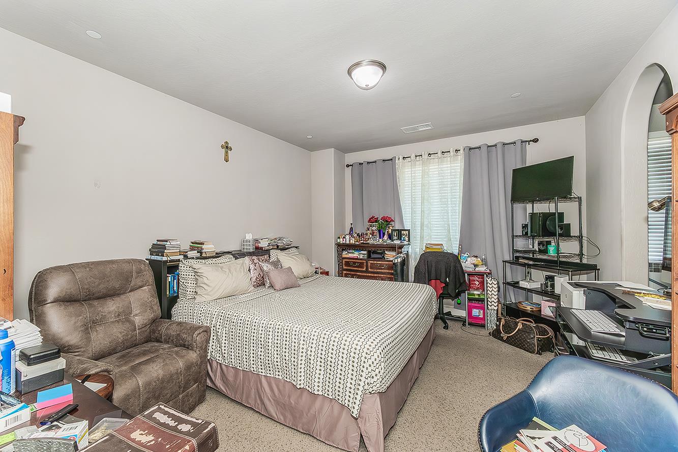 3549 Taylor Ln, Clovis, CA 93619