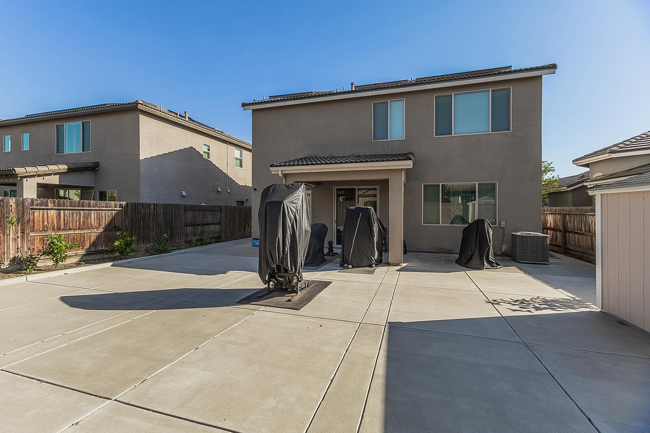 3549 Taylor Ln, Clovis, CA 93619
