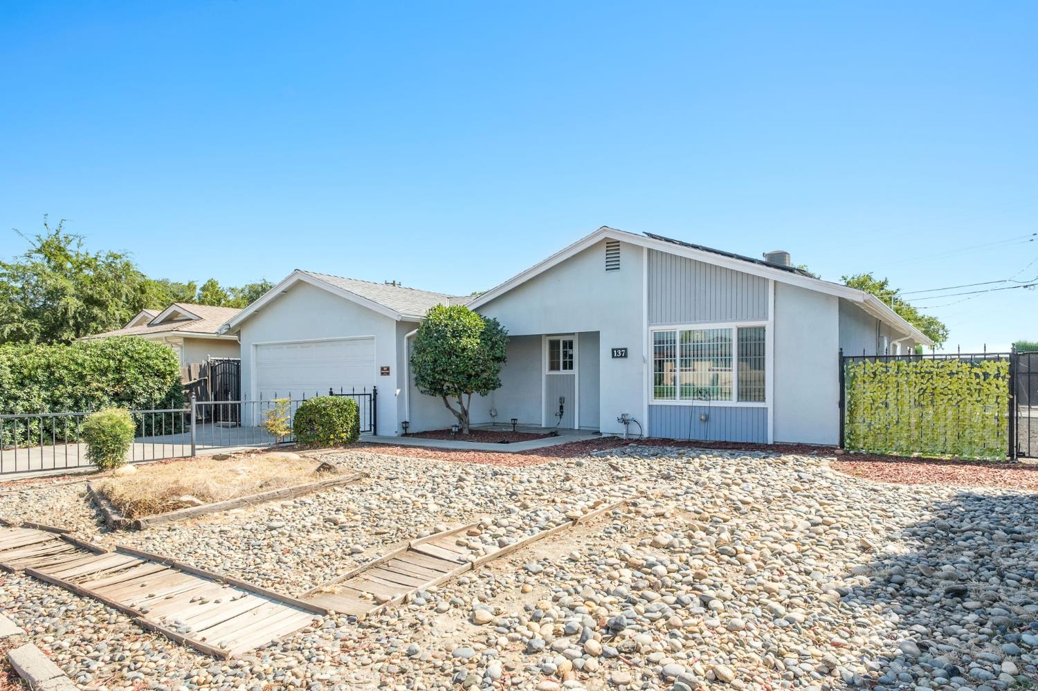 137 W Spruce Ave, Lemoore, CA 93245