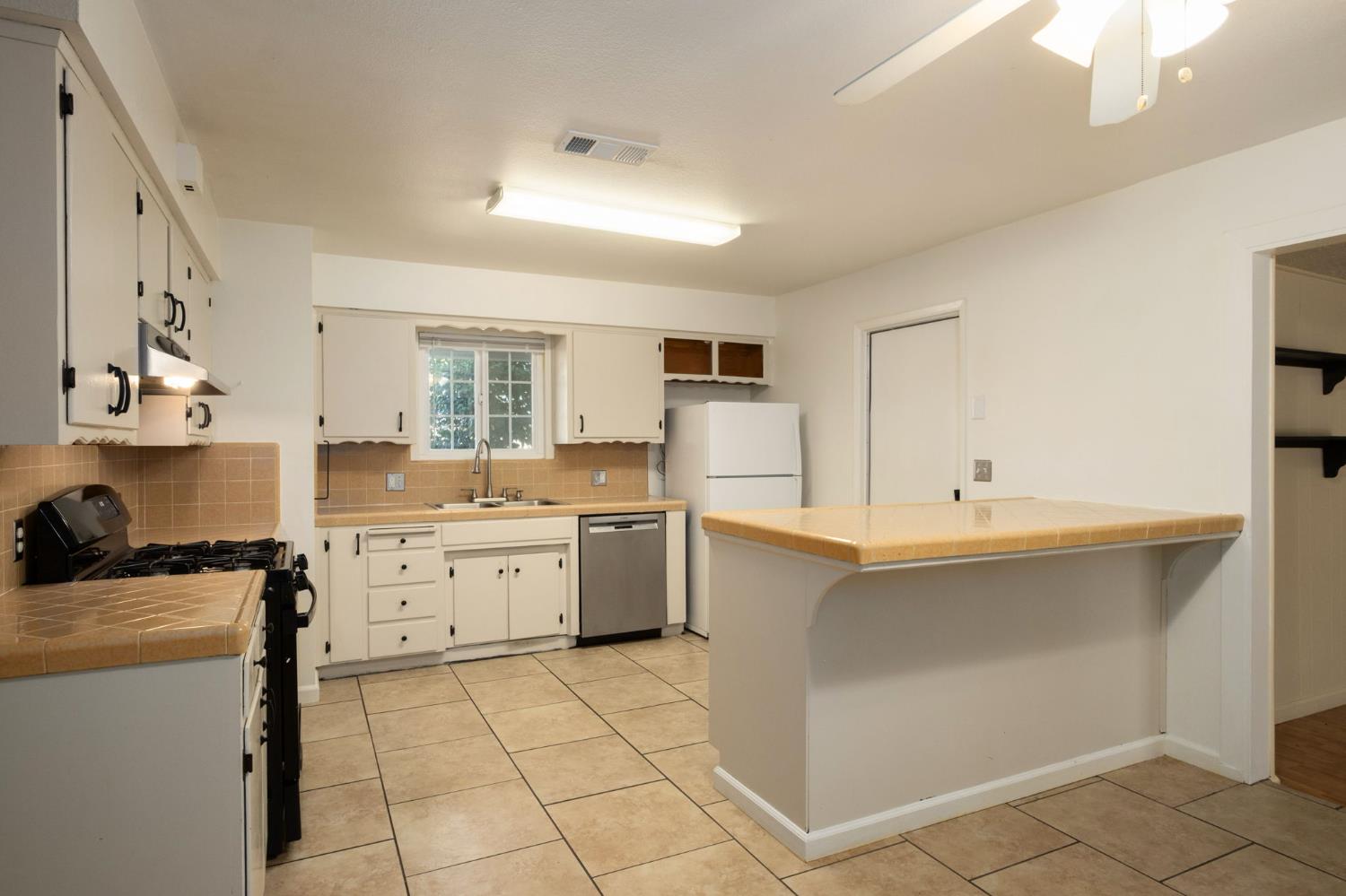 137 W Spruce Ave, Lemoore, CA 93245