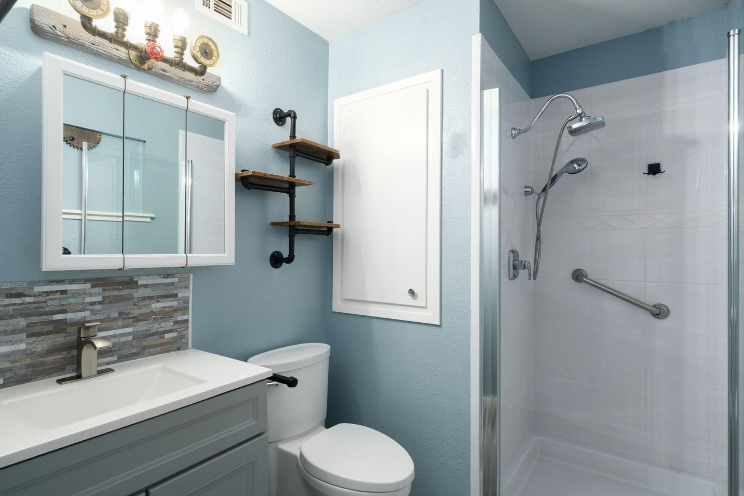 137 W Spruce Ave, Lemoore, CA 93245