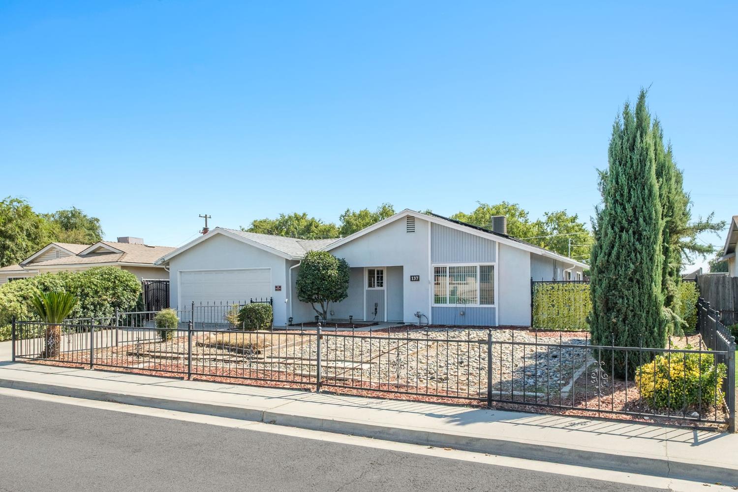 137 W Spruce Ave, Lemoore, CA 93245