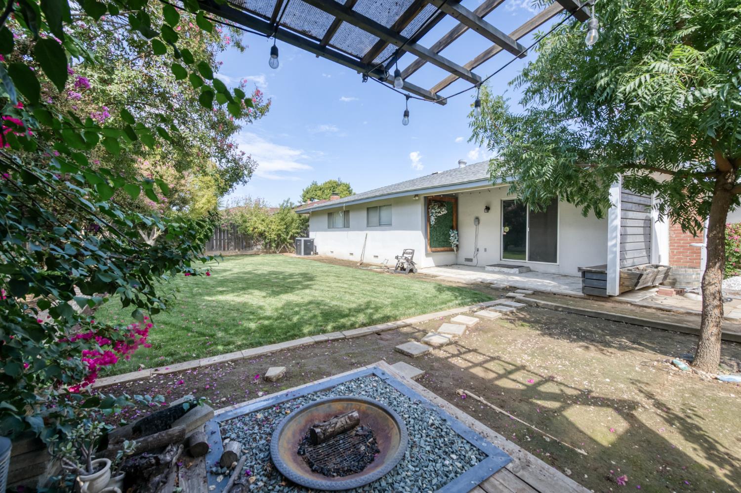 6583 N Maple Ave, Fresno, CA 93710