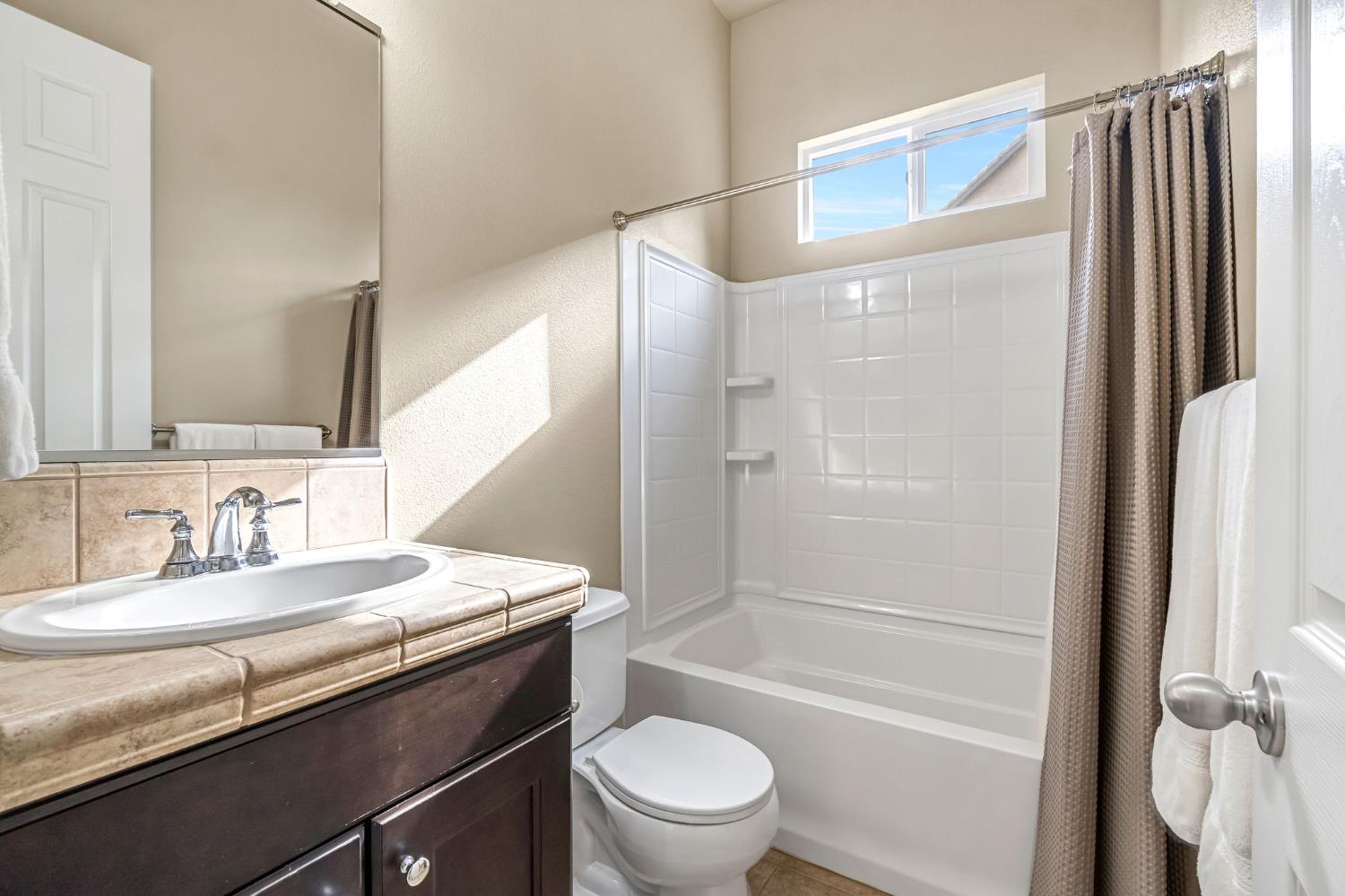 2592 E Vermont Ave, Fresno, CA 93720