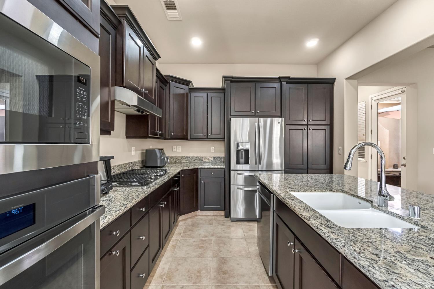 2592 E Vermont Ave, Fresno, CA 93720