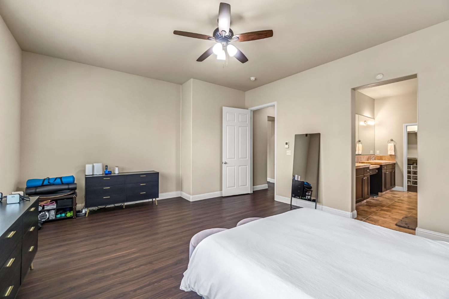 2592 E Vermont Ave, Fresno, CA 93720