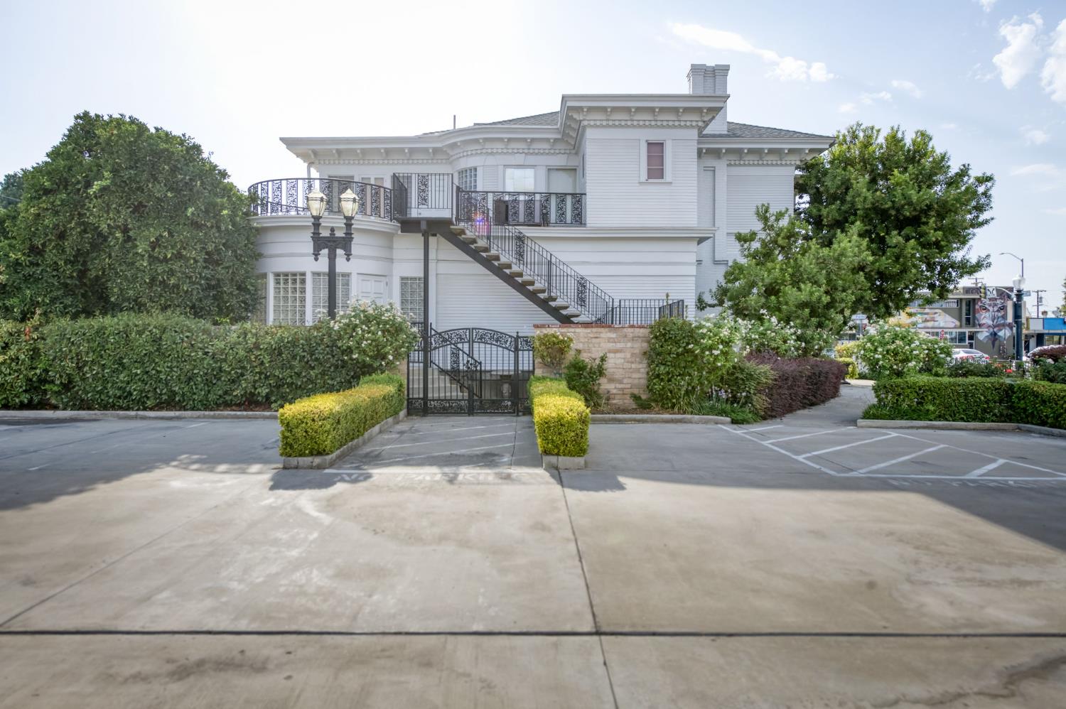 916 E Divisadero St, Fresno, CA 93721