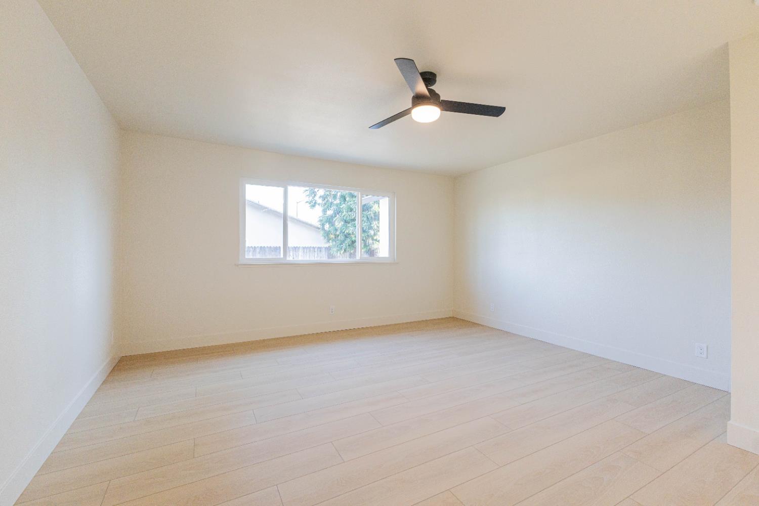 394 W Ashcroft Ave, Clovis, CA 93612