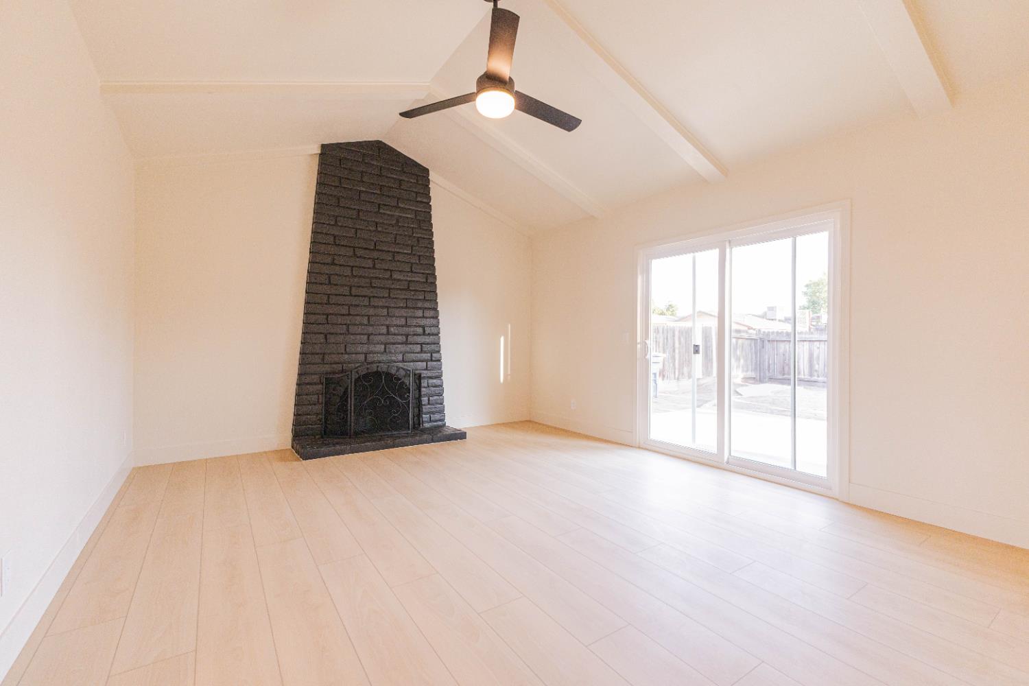 394 W Ashcroft Ave, Clovis, CA 93612