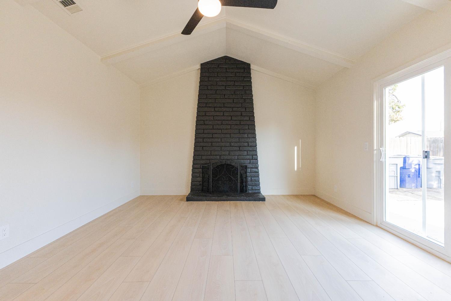 394 W Ashcroft Ave, Clovis, CA 93612