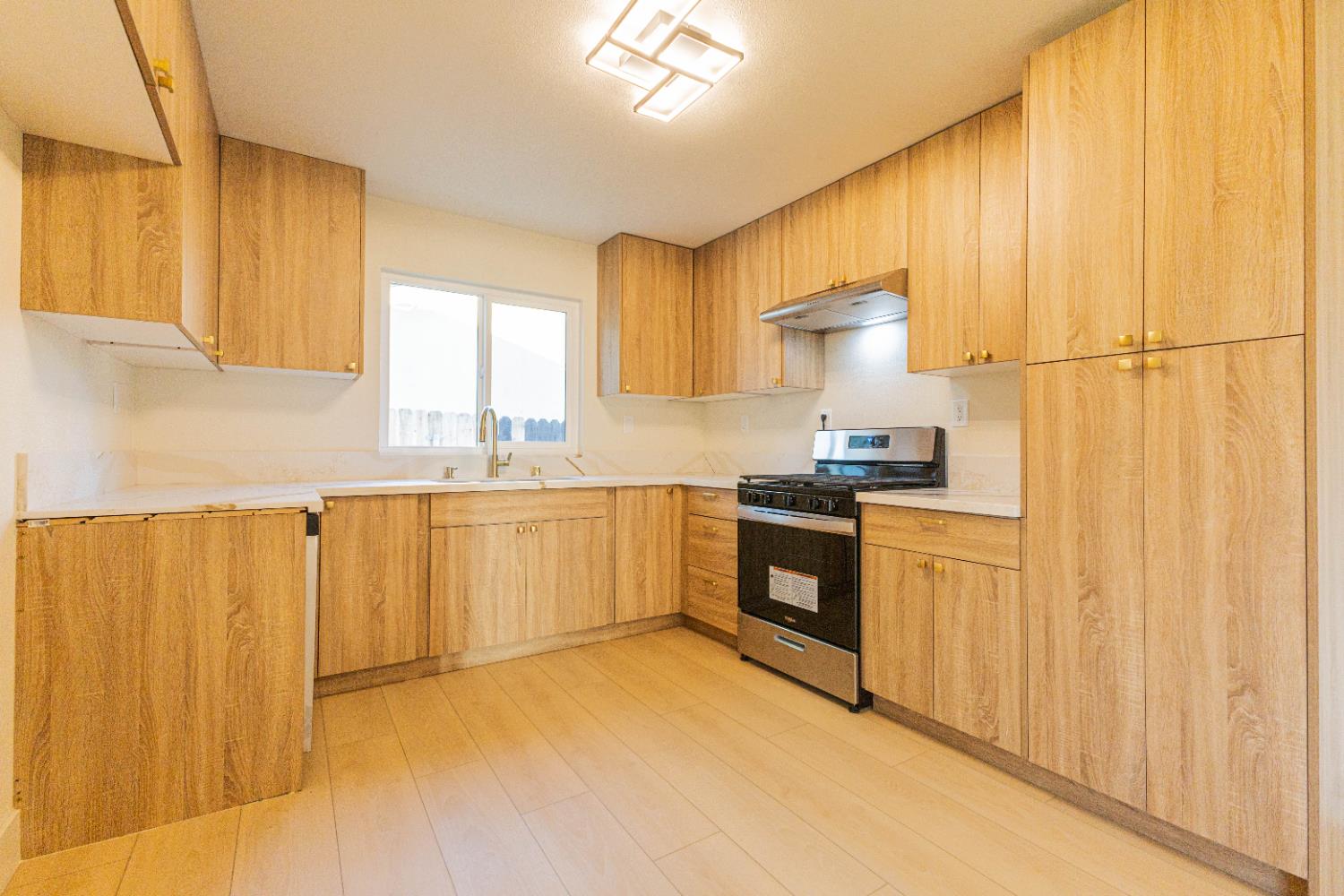 394 W Ashcroft Ave, Clovis, CA 93612