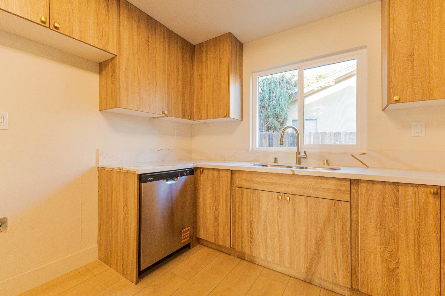 394 W Ashcroft Ave, Clovis, CA 93612