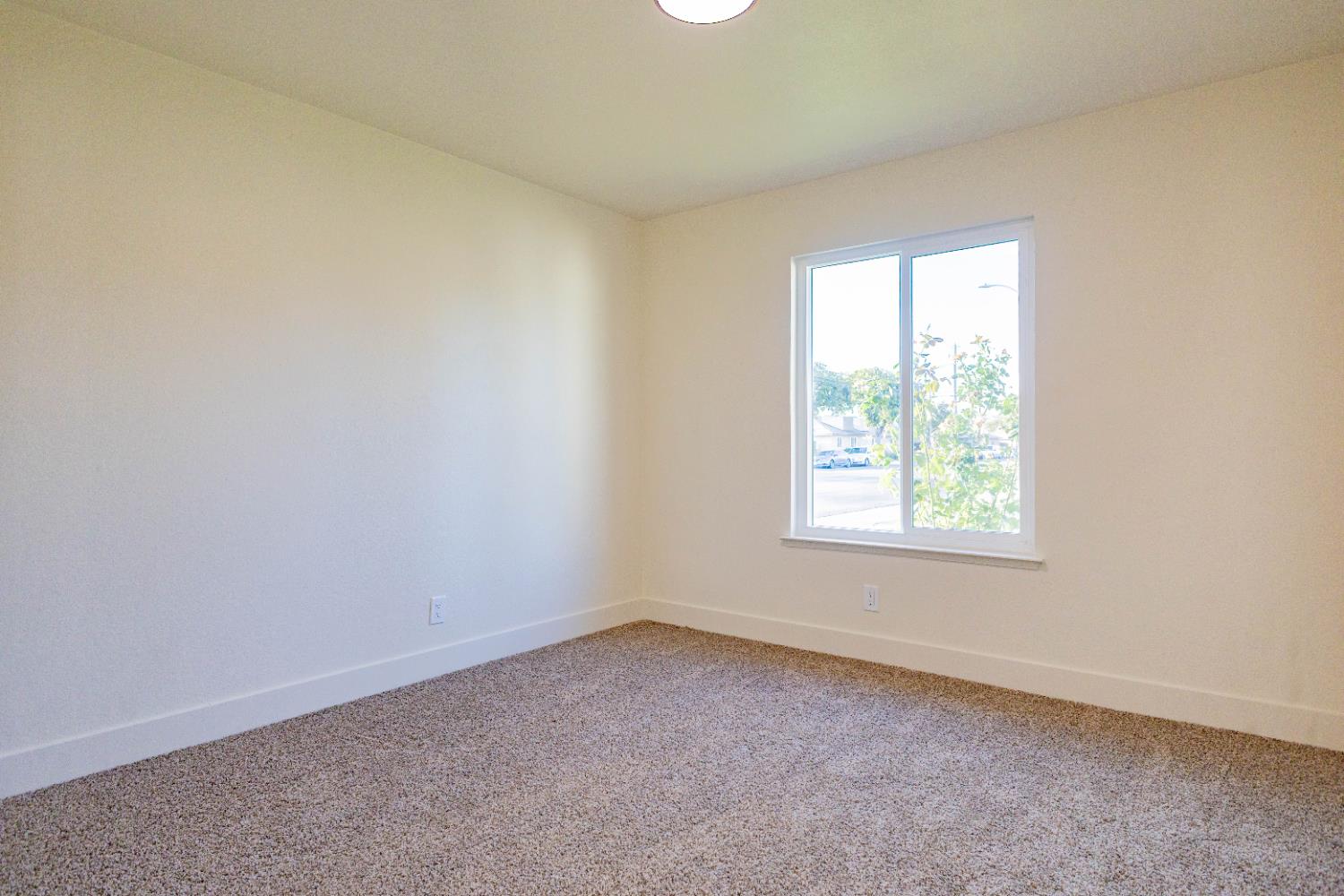 394 W Ashcroft Ave, Clovis, CA 93612