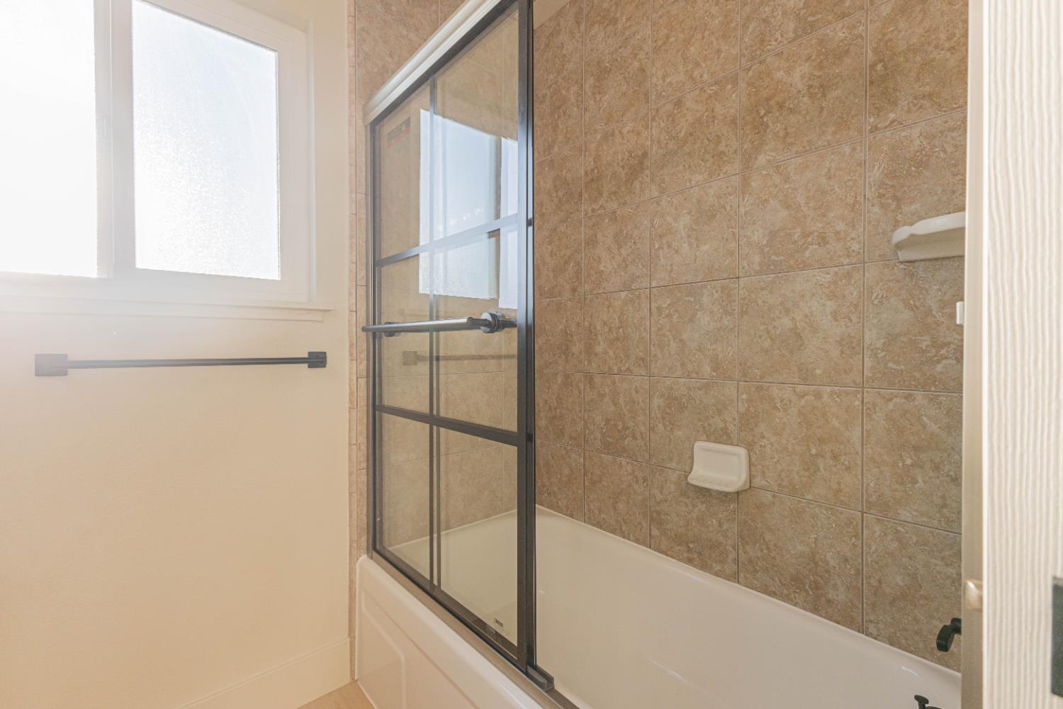 394 W Ashcroft Ave, Clovis, CA 93612