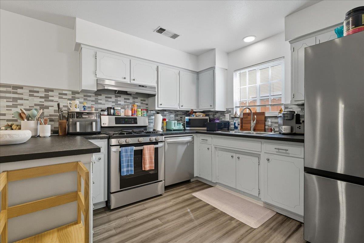 2123 Cottonwood Ct, Hanford, CA 93230