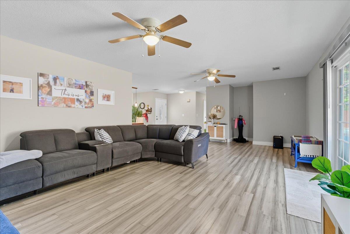 2123 Cottonwood Ct, Hanford, CA 93230