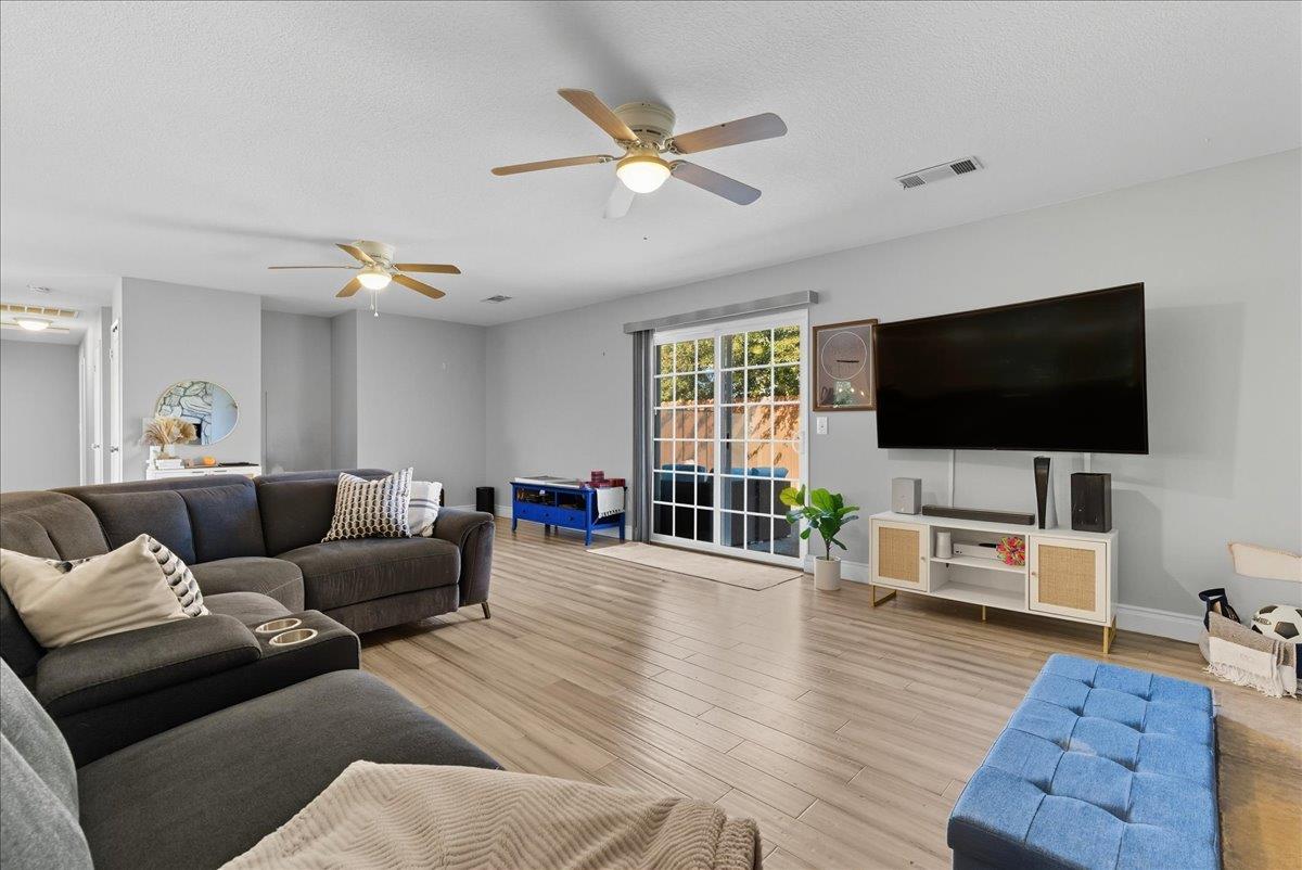 2123 Cottonwood Ct, Hanford, CA 93230