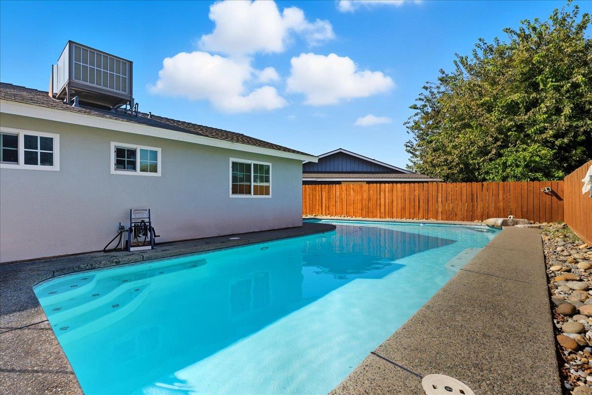 2123 Cottonwood Ct, Hanford, CA 93230