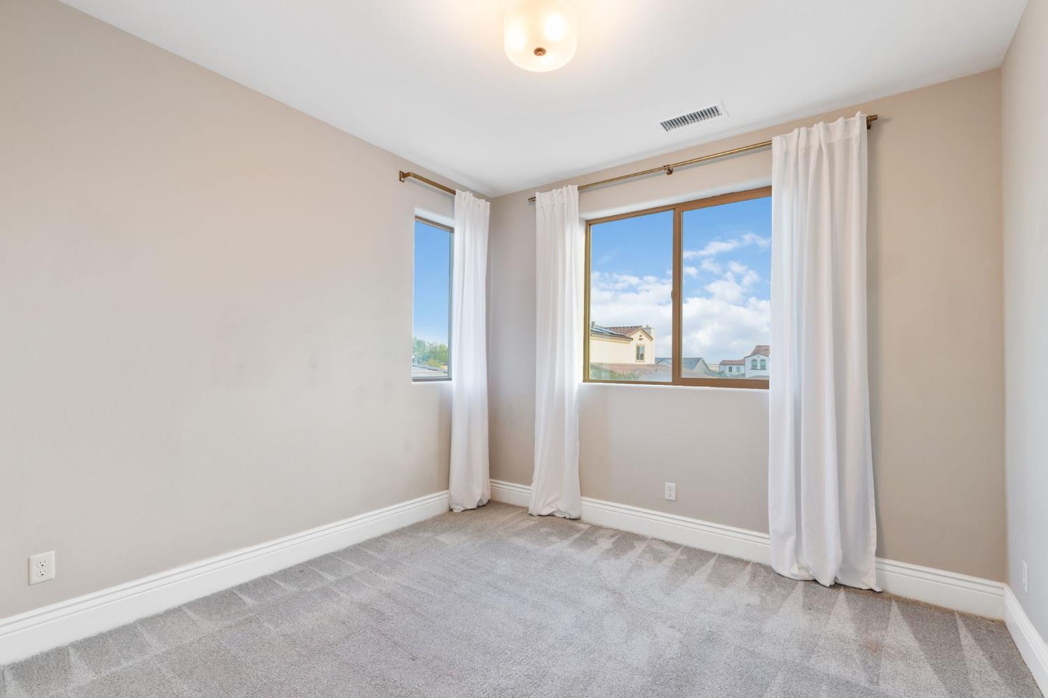 850 Overstone Ave, Madera, CA 93636