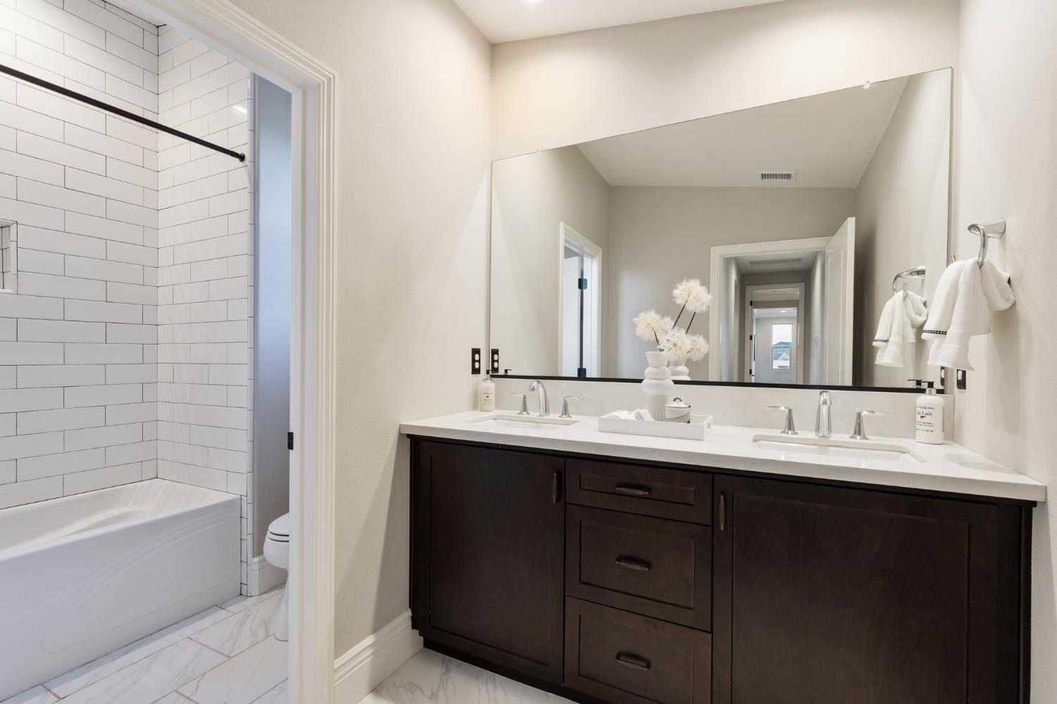 850 Overstone Ave, Madera, CA 93636