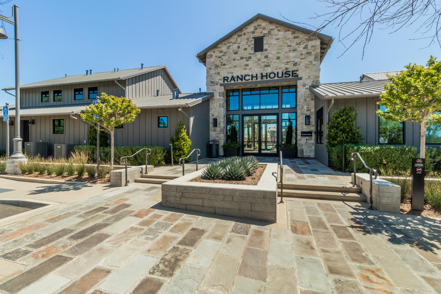 850 Overstone Ave, Madera, CA 93636