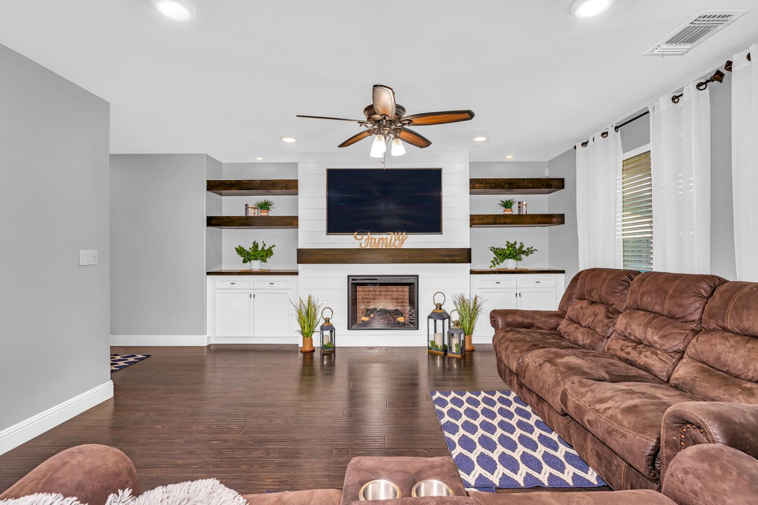 5447 E Burns Ave, Fresno, CA 93727