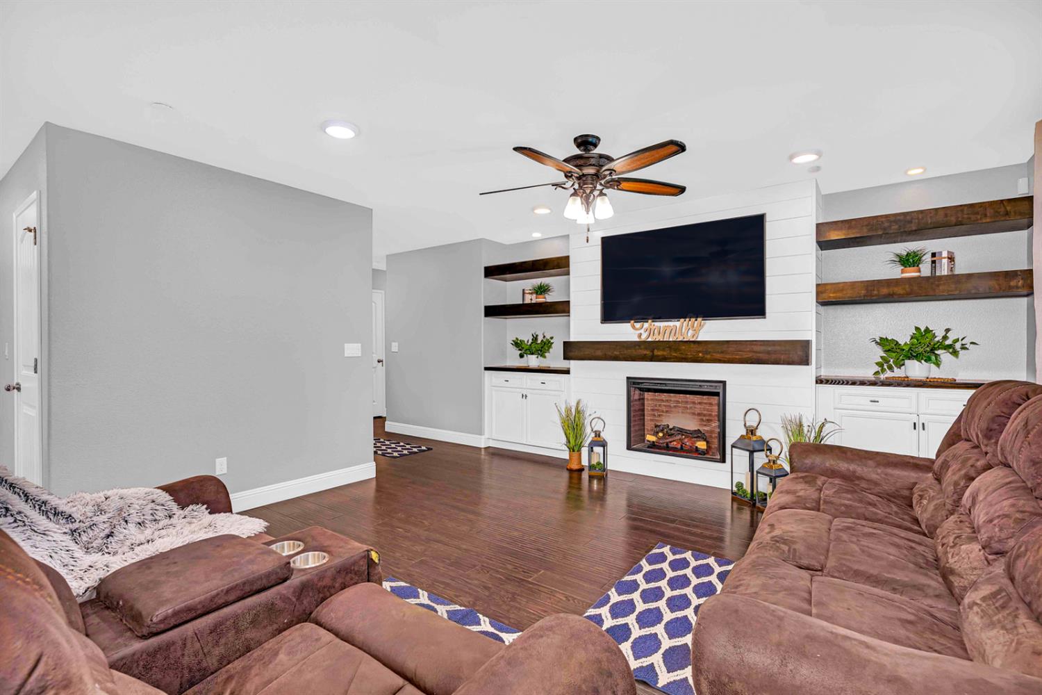 5447 E Burns Ave, Fresno, CA 93727