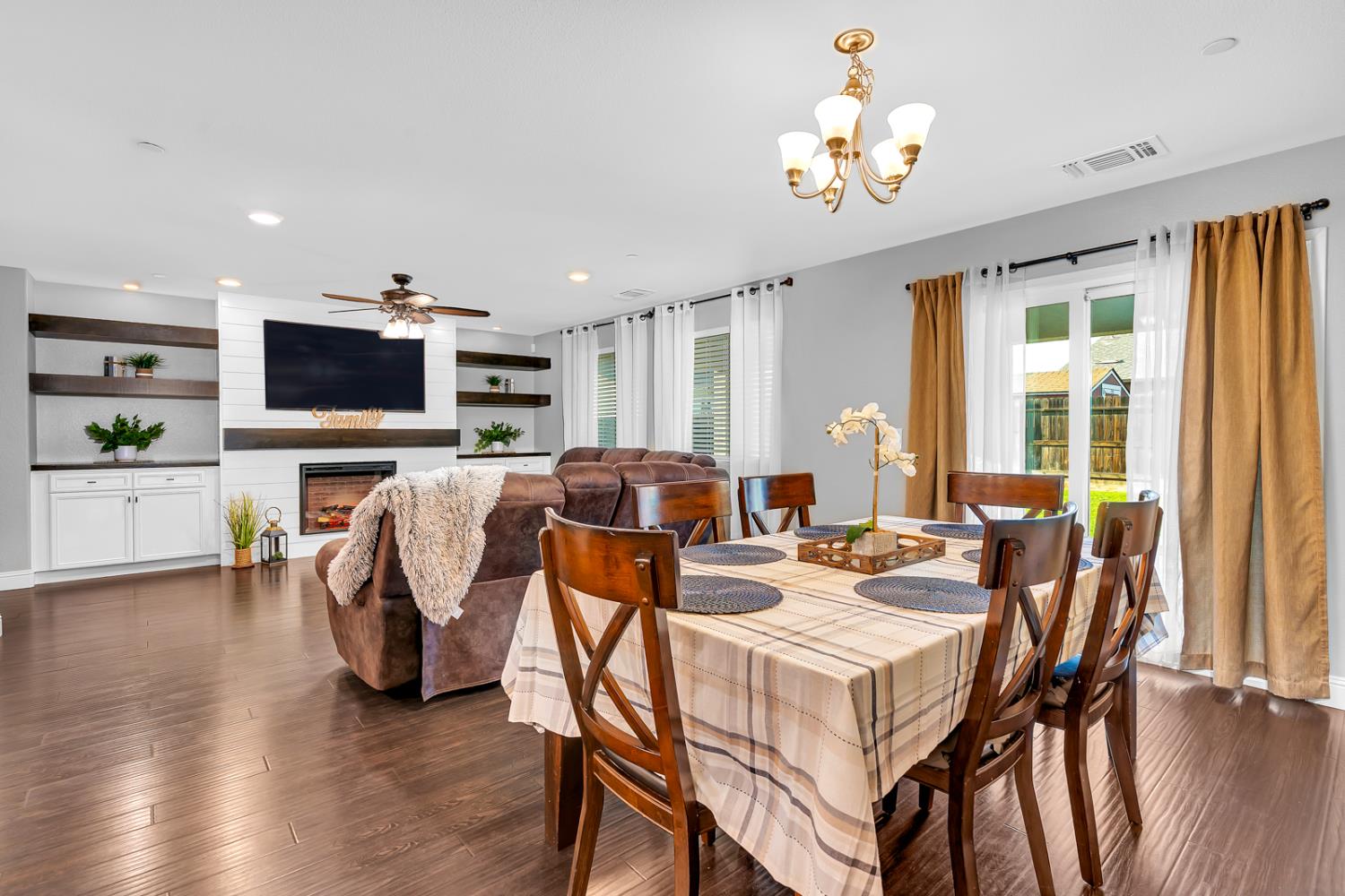 5447 E Burns Ave, Fresno, CA 93727