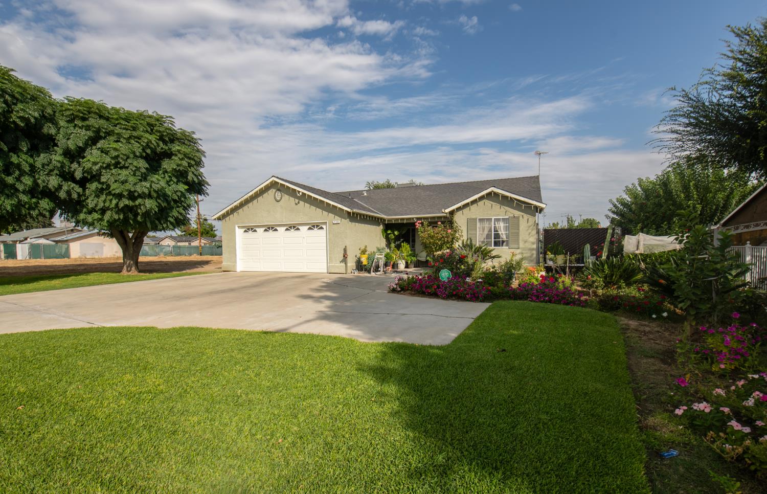 728 9th St, Sanger, CA 93657