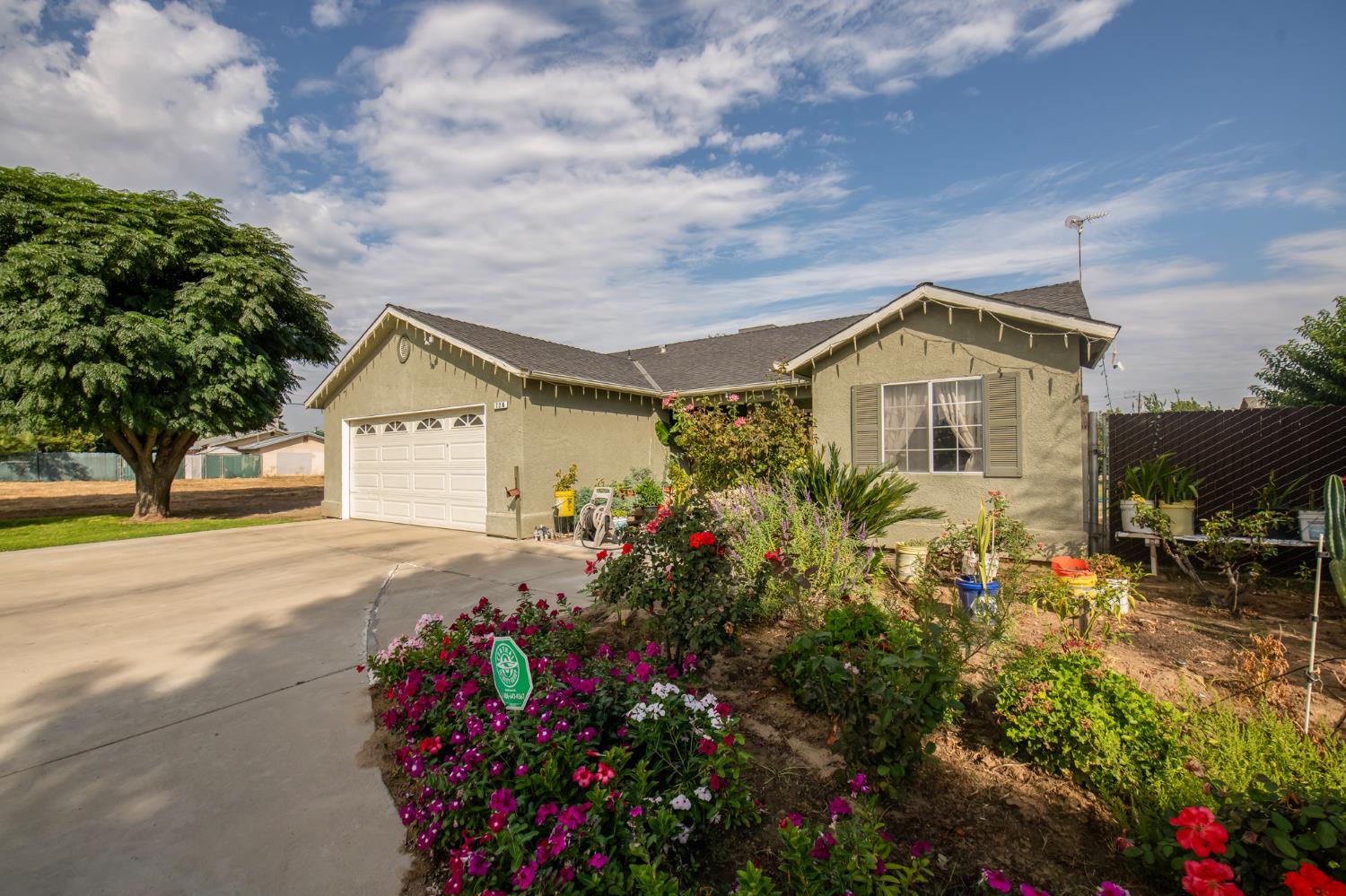 728 9th St, Sanger, CA 93657