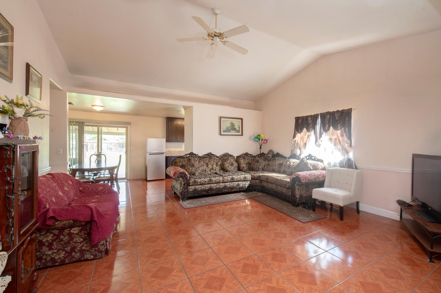 728 9th St, Sanger, CA 93657