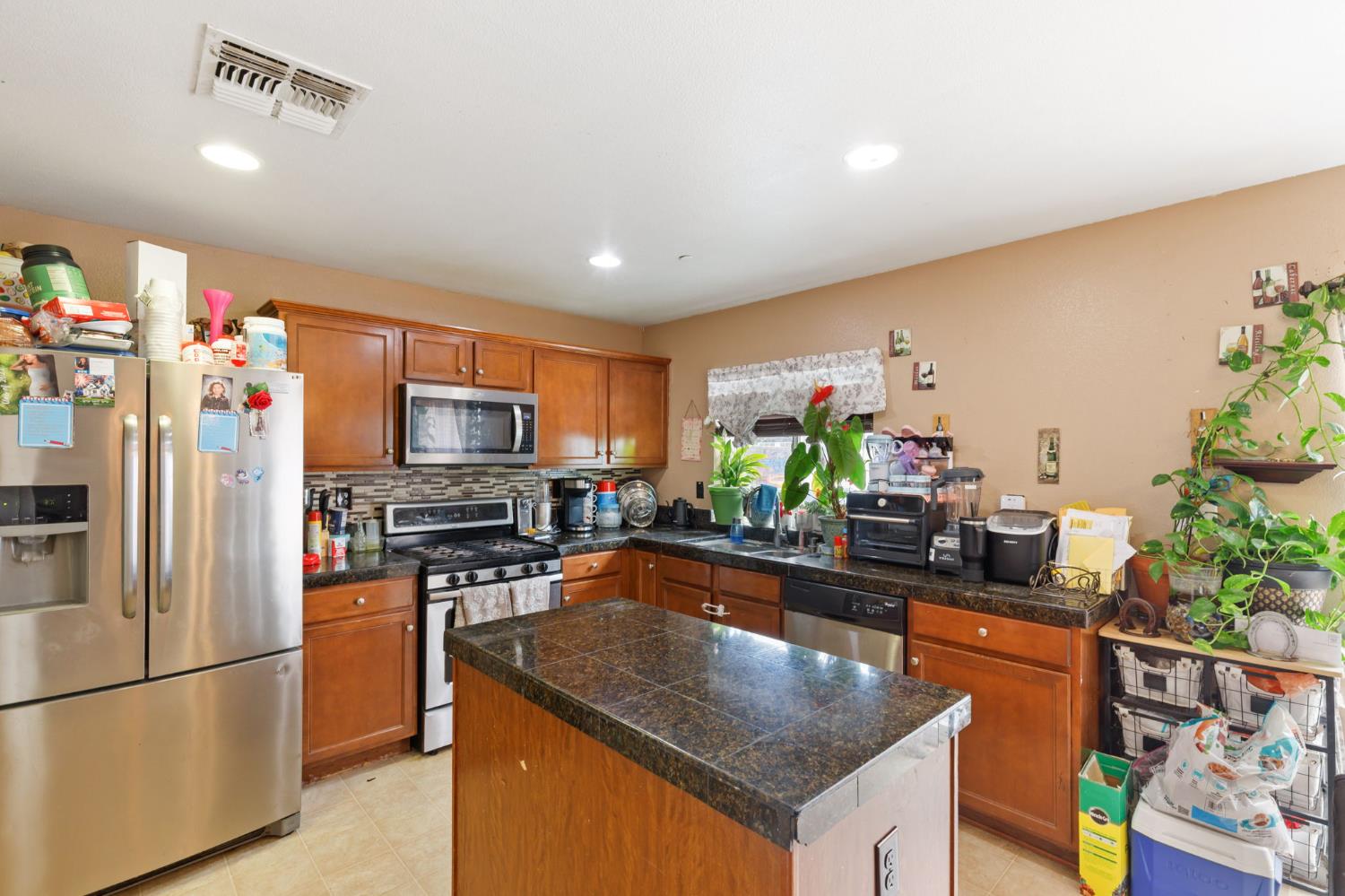 631 Persimmon St, Madera, CA 93638