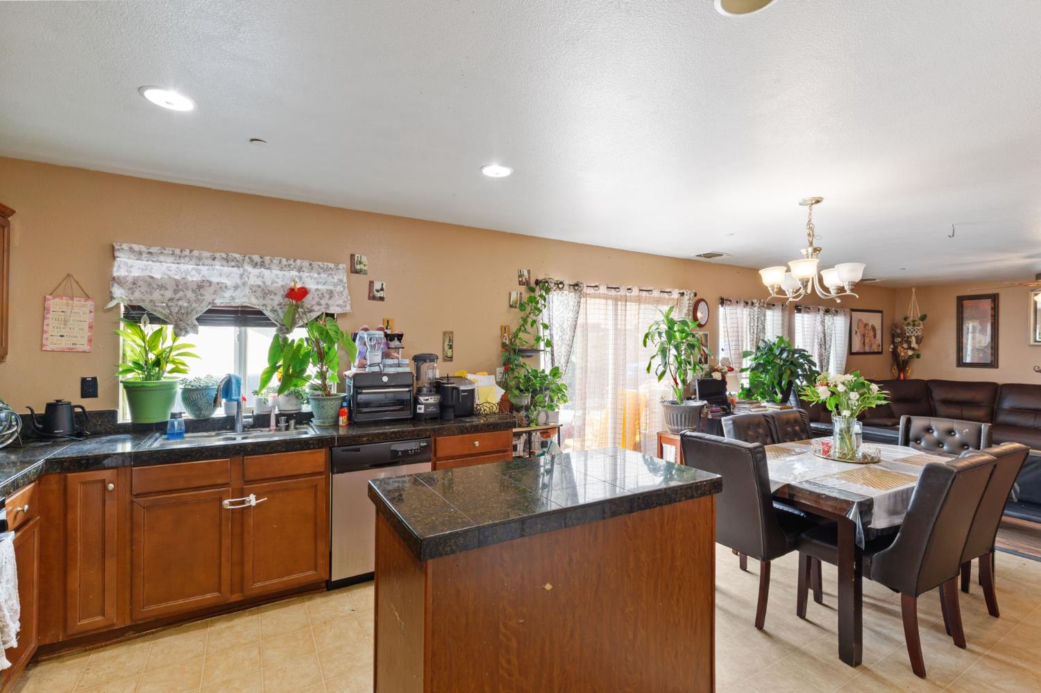 631 Persimmon St, Madera, CA 93638