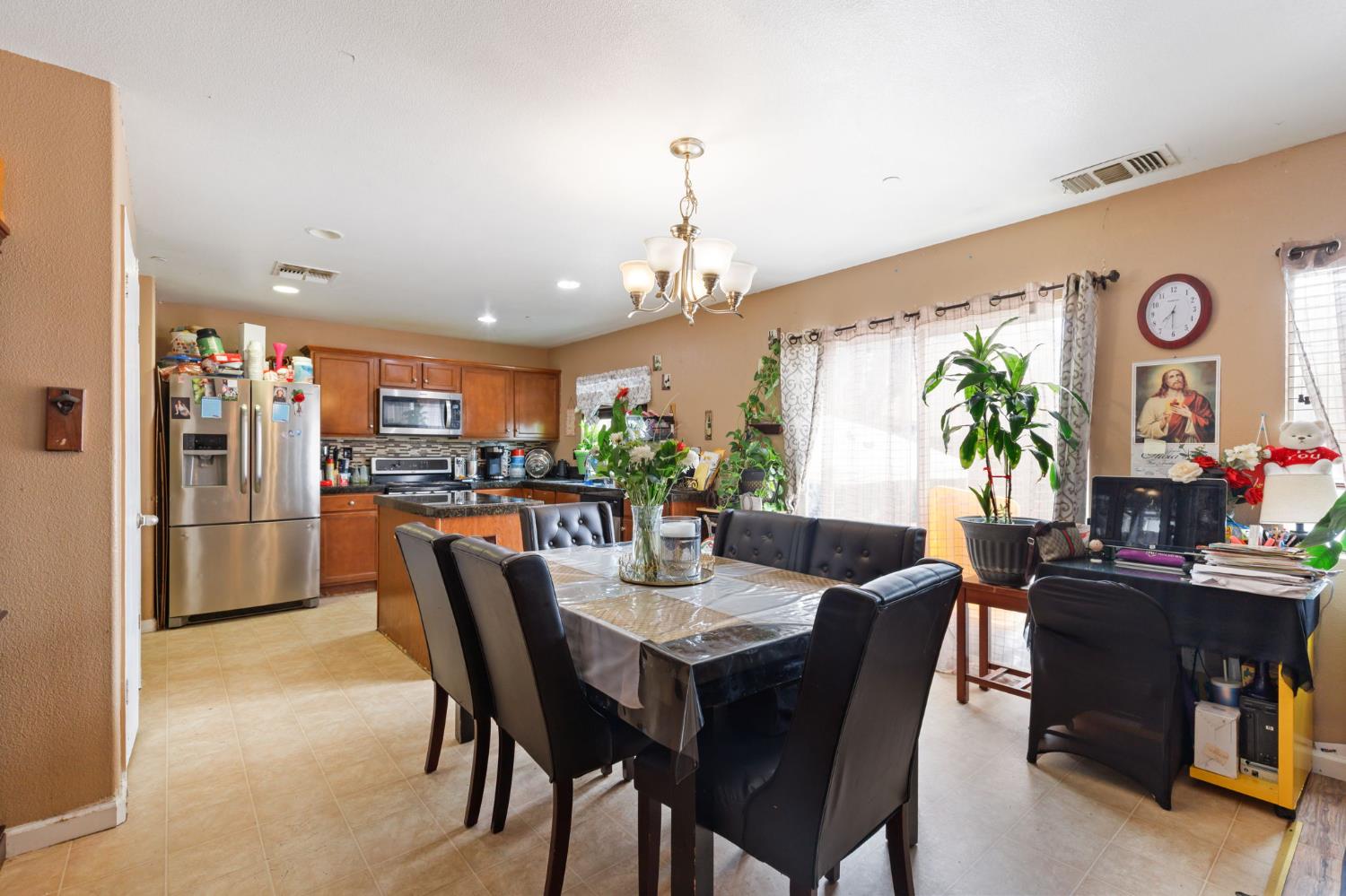 631 Persimmon St, Madera, CA 93638