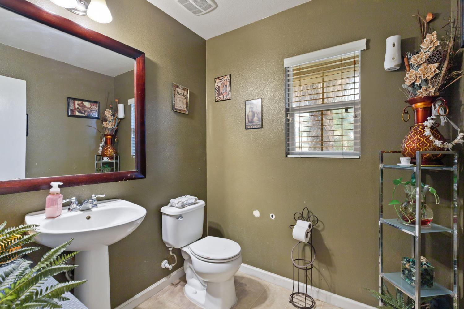 631 Persimmon St, Madera, CA 93638